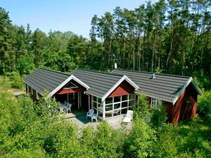 Four-Bedroom Holiday Home room in Four-Bedroom Holiday home in Aakirkeby 4