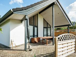 Three-Bedroom Holiday home in Fårvang 5