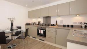New Central Woking 1 and 2 Bedroom Apartments with Free Gym, close to Train Station