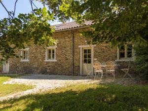 Maisons de vacances Modern Cottage in Chaleix with Swimming Pool : photos des chambres