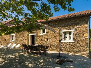 Maisons de vacances Modern Cottage in Chaleix with Swimming Pool : photos des chambres