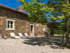 Maisons de vacances Modern Cottage in Chaleix with Swimming Pool : photos des chambres