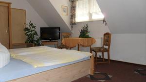 Family Room (2 Adults + 2 Children) room in Hotel Garden