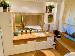 Maisons de vacances Authentique Bijou Coeur d’Orange a 2 pas du Theatre Antique! : photos des chambres