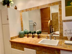 Maisons de vacances Authentique Bijou Coeur d’Orange a 2 pas du Theatre Antique! : photos des chambres