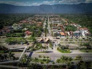 Casa Enorme para 12 pessoas, 4 suites e um fundo com 18mil metros de mata e um pier no rio que sai para o mar-Internet 100MB