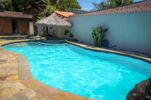 Casa Enorme para 12 pessoas, 4 suites e um fundo com 18mil metros de mata e um pier no rio que sai para o mar-Internet 100MB