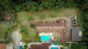 Casa Enorme para 12 pessoas, 4 suites e um fundo com 18mil metros de mata e um pier no rio que sai para o mar-Internet 100MB