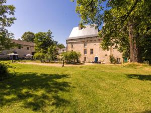 Maisons de vacances Heritage Castle in Chaleix with shared pool : photos des chambres