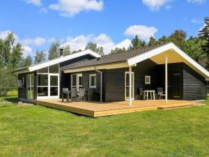 Three-Bedroom Holiday home in Strandby 4