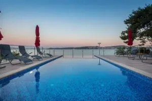 Gem of the sea luxury beach apartment with brand new heating infinity pool - Trogir
