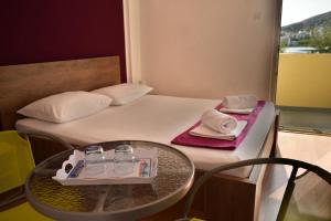 Double Room with Balcony and Partial Sea View room in Rooms and Apartments Galeb -Salt Lake view