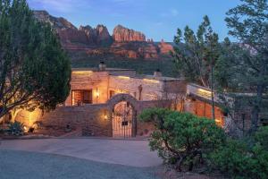 Modern, Luxury Studio With Awe Inspiring Red Rock Views Private Trail Head - Outdoor Firepit, Indoor Fireplace, on Property Sauna, Aromatherapy Steam Room, Hot Tub, Pools and Wellness Services