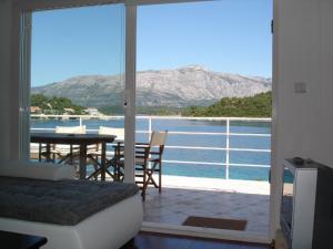 Apartment Perla - first row by the sea