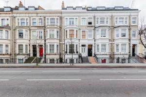 3 Bedroom Garden Flat - Central Location