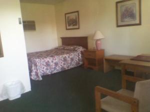 Queen Room room in Capri Motel