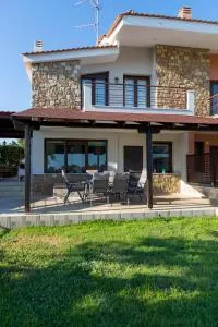 Villa Kristin 2 - 2min walk to Great Sandy, Shallow beach - Nikiti