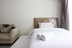 Comfortable Studio at Beverly Dago Apartment near ITB By Travelio