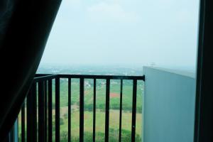Homey Studio Room Tree Park City BSD Apartment near BSD City By Travelio