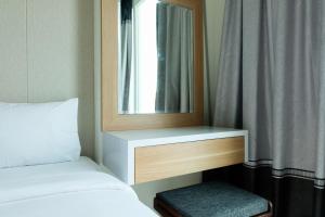 Homey Studio Room Tree Park City BSD Apartment near BSD City By Travelio