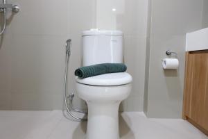 Homey Studio Room Tree Park City BSD Apartment near BSD City By Travelio