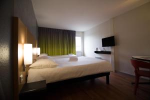 Room with One Double Bed and one Single Bed room in ibis Rennes Beaulieu