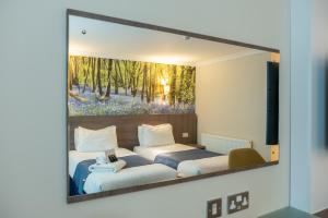 Executive Twin Room room in Burleigh Court Hotel and Leisure