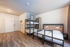 Quadruple Room room in a&o Hamburg City