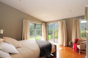 Bottlebrush Lodge Great views and a pool