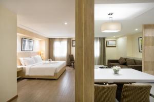 Golden Prince Hotel & Suites