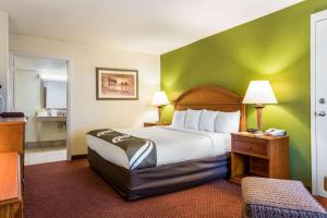 King Room - Accessible/Non-Smoking room in Quality Inn North Battleboro