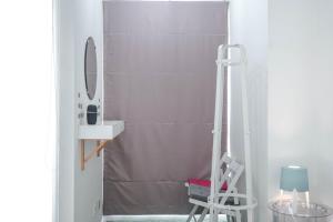 New Furnished Studio Apartment at Woodland Park Residence By Travelio