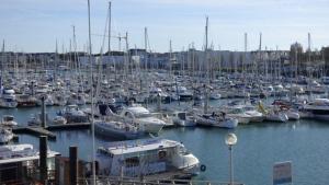 Les Voiles DOlona, vue sur le port de plaisance