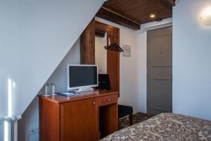 Budget Double or Twin Room without Window room in Three Crowns Residents