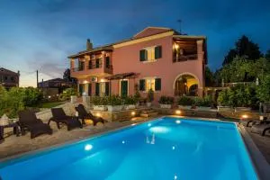 The Four Seasons House City Villa with Pool - Mantoúkion