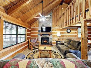 Four-Bedroom House room in New Listing! Large Home With Valley Views & Hot Tub Cabin