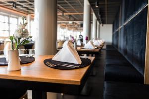 Small Double or Twin Room room in GINN Hotel Hamburg Elbspeicher