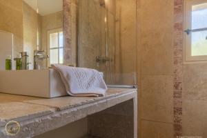 Villages vacances Les Garrigues de la Vallee des Baux : photos des chambres