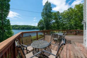 Four Bedroom House room in Lazy Lakeside Lagoon - 4 Bed 3 Bath Vacation home in Bumpass