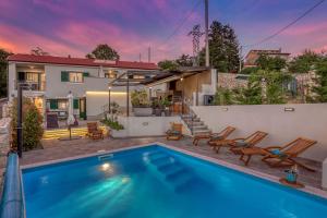 Villa LETA, luxurious 5 stars villa in a green oasis with fitness, heated pool, playground & barbecu 