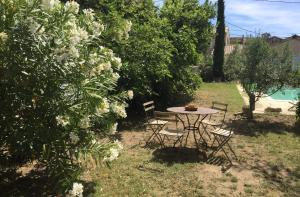 B&B / Chambres d'hotes Le Petit Jeu Grignan : Chambre Double - Vue sur Jardin