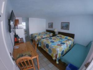 Deluxe Queen Room room in Sea Chest Motel