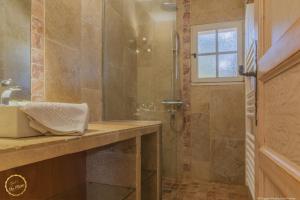 Villages vacances Les Garrigues de la Vallee des Baux : Villa 2 Chambres (6 Adultes)