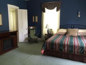 Deluxe King Suite room in Antique Mansion B & B
