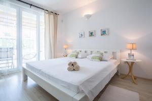 Studio Apartment with Terrace room in Zlatni Bol Apartments