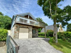 Spacious Holiday Home in Little Petherick with Garden