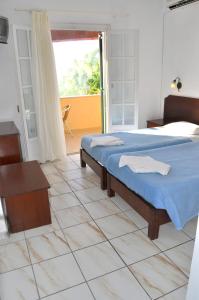 Studio apartments with pool maria in Agios Gordios Beach