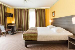Privilege Double or Twin Room with Air Conditioning room in Logis Hôtel des Châteaux