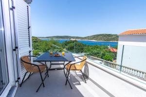 One-Bedroom Apartment with Terrace room in Apartments by the sea Kanica Rogoznica - 17658