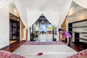 BougainVilla - Oceanfront villa with Cook, ideal for Weddings and Events